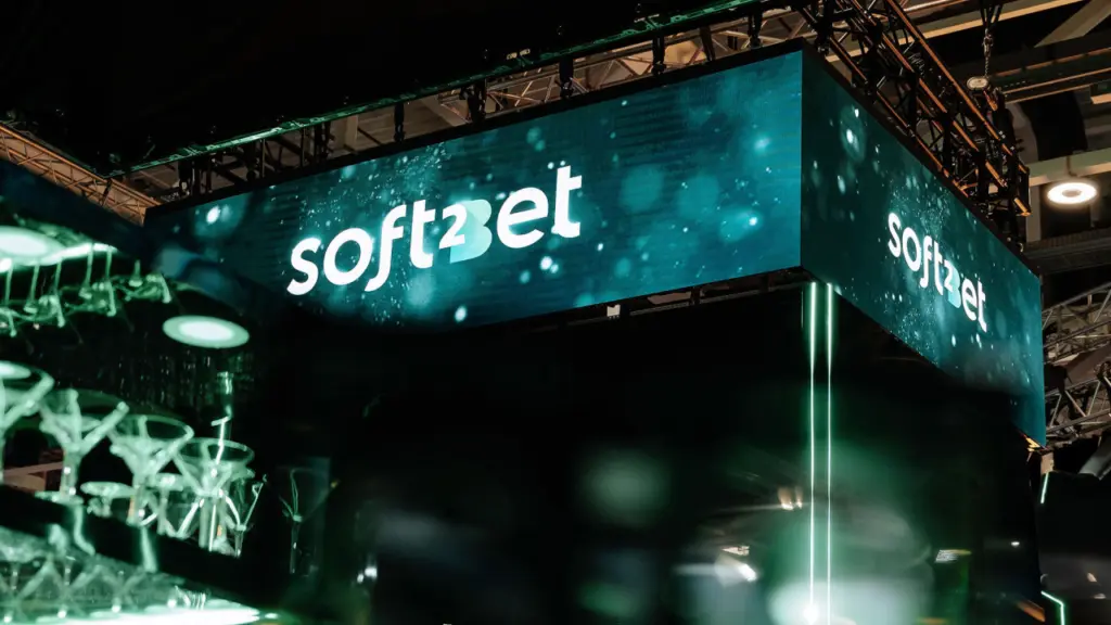 Logótipo da Soft2Bet em exposição